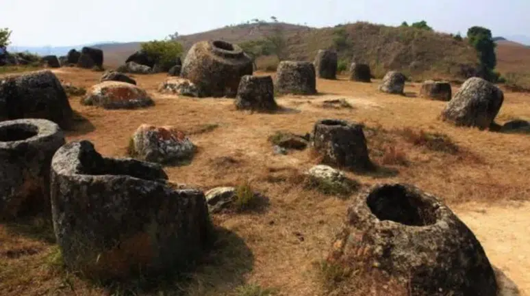 Dev taş küplerin içinden 270 yıllık aile mezarlığı çıktı