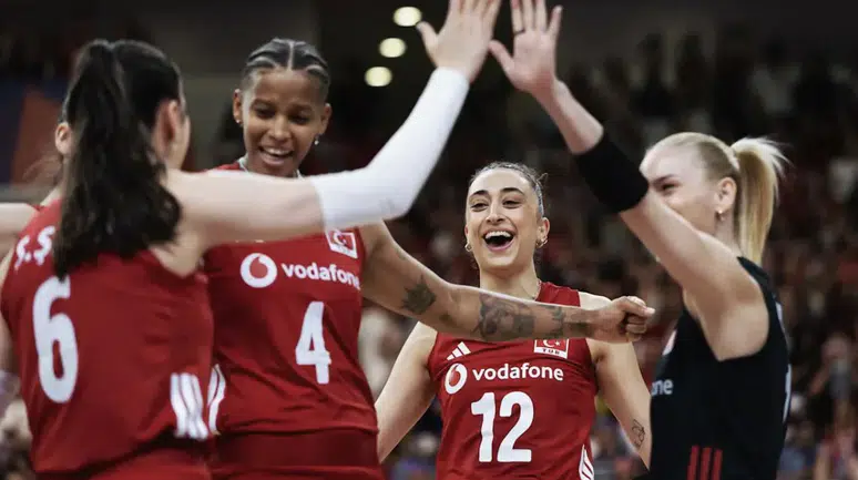 Türkiye Fransa voleybol maç özeti: Filenin Sultanları Fransa engelini kayıpsız geçti