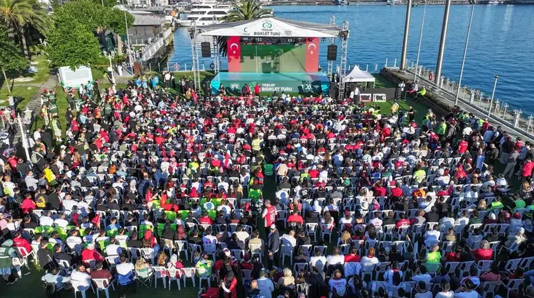 İstanbul'daki vatandaşlar, sabah namazına milli formayla katıldı