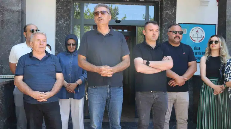 Sivas'ta özel okul konkordato ilan etti: Veliler ve öğretmenler okulun önünde toplandı