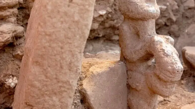 Karahantepe'de 11 bin yıllık eşsiz keşif: Leoparın sırtında oturan insan heykeli bulundu