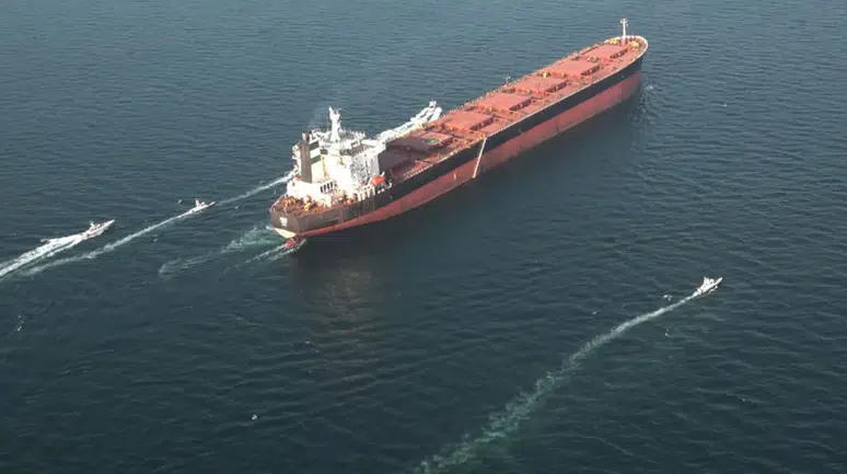 İran, BAE’ye ait petrol tankerini durdurdu
