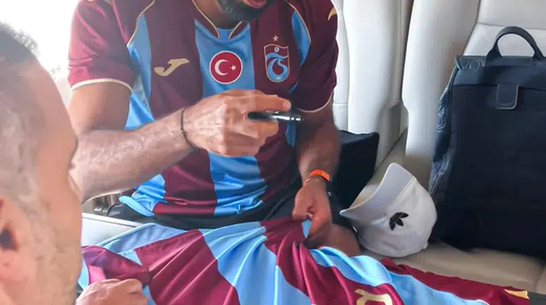 Mohamed Salah Türkiye'de! 61 numaralı formayı giydi, Trabzonspor taraftarına seslendi