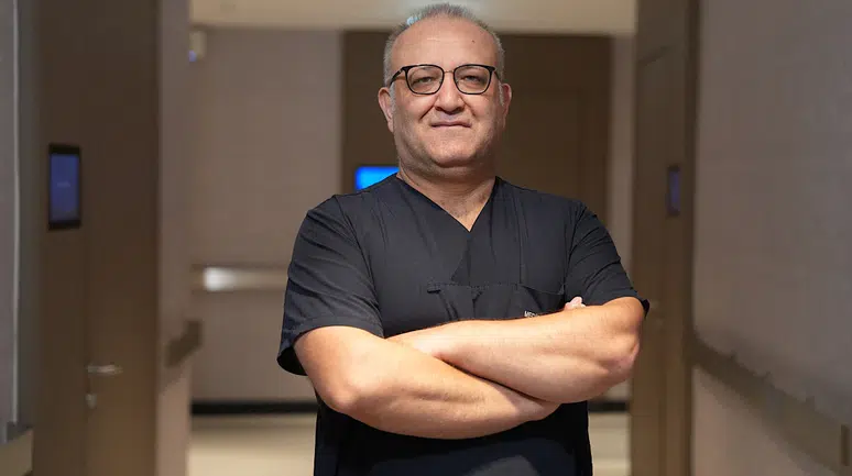 Kuşak gibi sırta vuran karın ağrısına dikkat: Pankreatit belirtisi olabilir