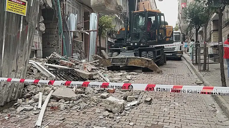 Beşiktaş'ta yıkımdan kopan parçalar apartmana zarar verdi