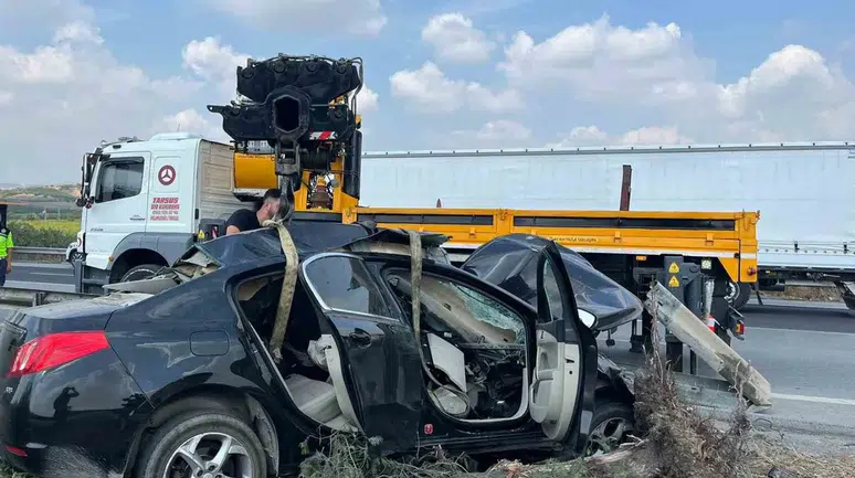Tarsus'ta otomobil orta refüje çarptı: Sürücü hayatını kaybetti