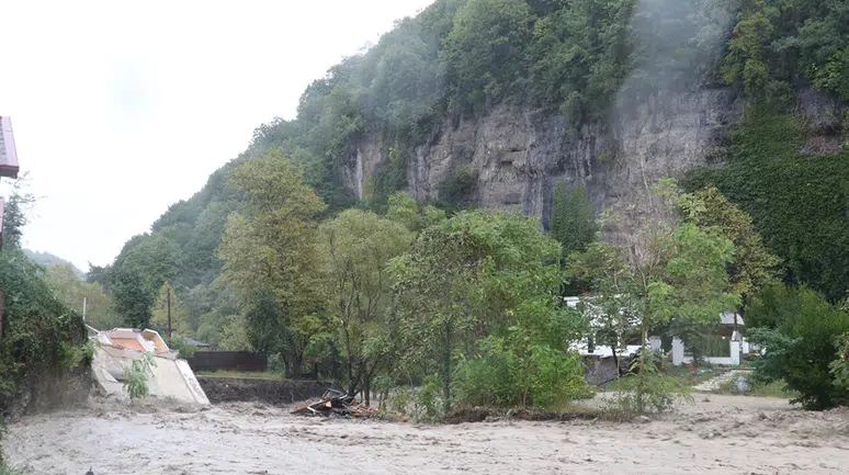 Sakarya Sapanca'da sel felaketi! İki katlı ev ve köprü yıkıldı, camilerden uyarı anonsları yapıldı