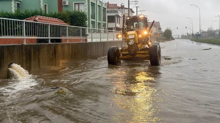 Kocaeli ve Sakarya'da sağanak felaketi! Yollar kapandı, köprü çöktü, evleri su bastı