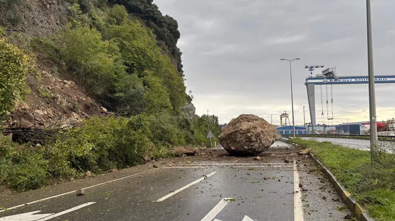 Yamaçtan Düşen Kaya Parçası Nedeniyle Yol Trafiğe Kapatıldı, Sürücülere Uyarı!
