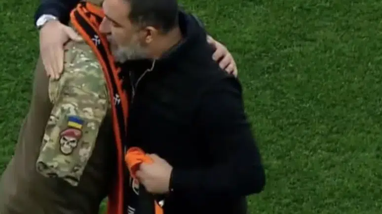 Arda Turan savaşta kolunu kaybeden askere sarılıp forma hediye etti