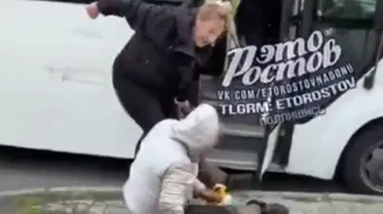 Rusya'da minibüste taciz iddiası! Kadın yolcu adamı darbetti