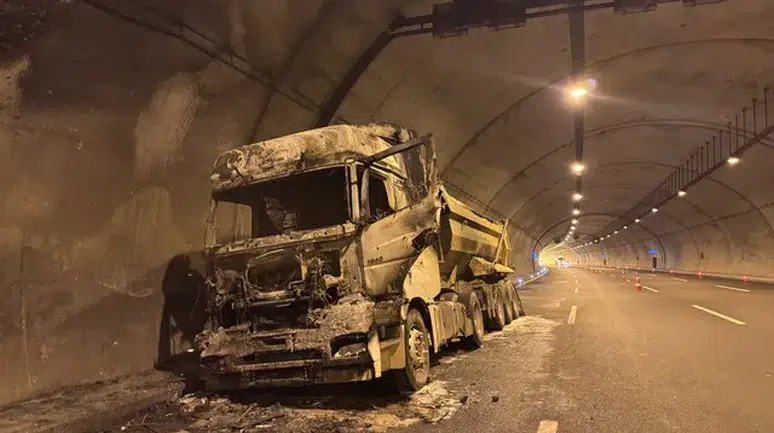 Kuzey Marmara Otoyolu'nda tırın motoru yandı