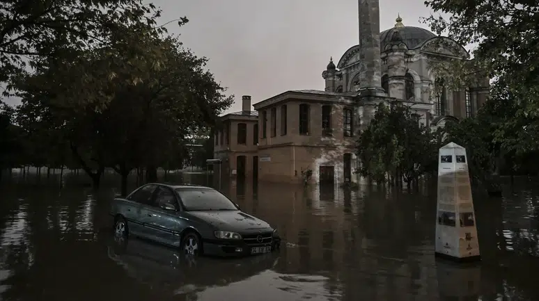 Kağıthane Deresi taştı! Tarihi Sadabad Camii'ni sel bastı