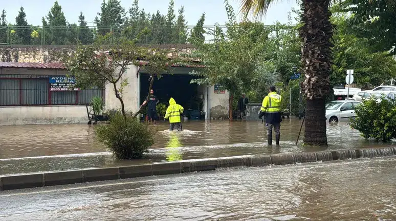 Mersin'de okullar tatil mi, Silifke ve Erdemli ilçelerini vuran sağanak sonrası yarın okul var mı?