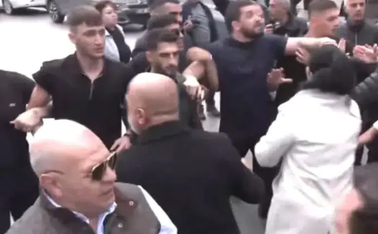 CHP Genel Merkezi'nde tahliye gerginliği! Büyük arbede yaşandı