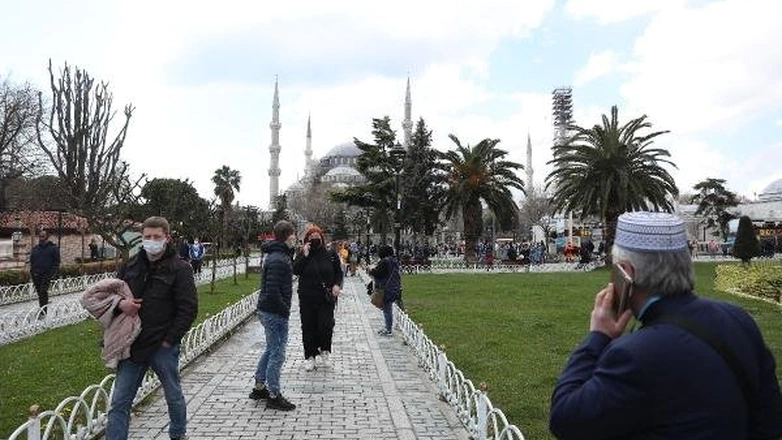 Sultahahmet'te turist yoğunluğu: Sosyal mesafeyi hiçe saydılar...
