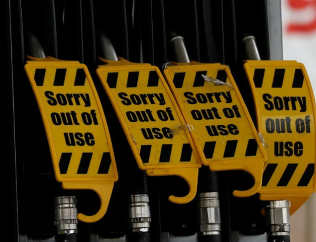 İngiltere'de petrol krizi devam ediyor: Sürücüler arasında bıçaklı kavga 6