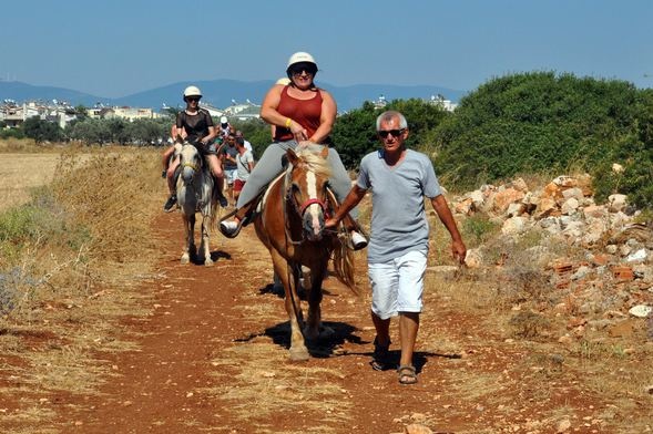 Turistlerden atlı safari turuna büyük ilgi 6