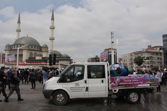 Taksim Camii ibadete açıldı 8