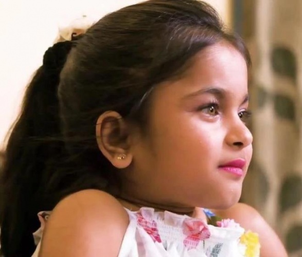 19 yaşında olmasına rağmen hastalığı sebebiyle küçük bir kız çocuğu gibi görünen Aboli Jarit,  görenleri şaşırtıyor 11