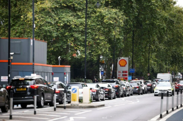 İngiltere'de petrol krizi devam ediyor: Sürücüler arasında bıçaklı kavga 12