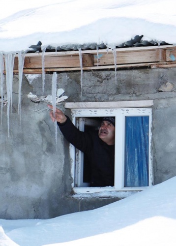 Bu köy adının hakkını veriyor: Evler,  ahırlar hatta ağaçlar bile kara gömüldü 9