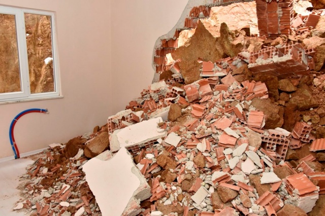 Dağdan kopan kayalar evin içine doldu 6