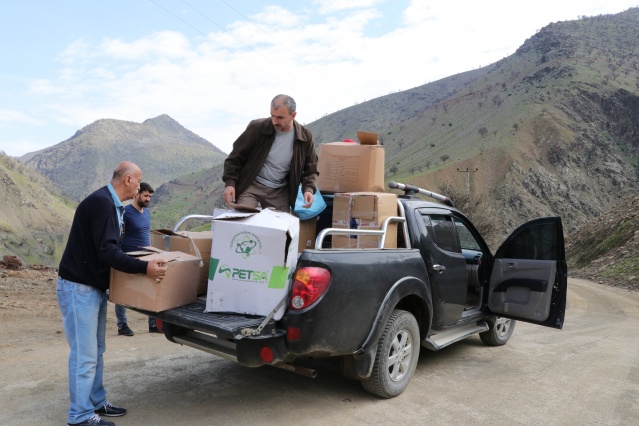 Dağları aşıp ulaştıkları köyde yüzleri güldürdüler 1