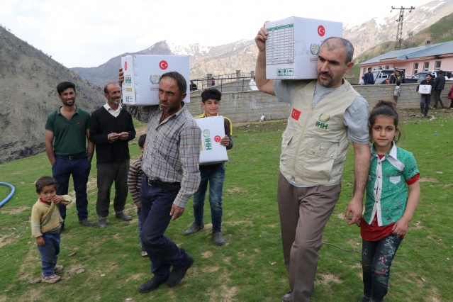 Dağları aşıp ulaştıkları köyde yüzleri güldürdüler 2