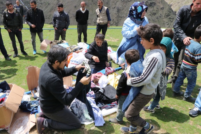 Dağları aşıp ulaştıkları köyde yüzleri güldürdüler 4