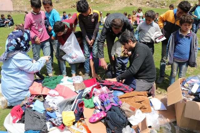 Dağları aşıp ulaştıkları köyde yüzleri güldürdüler 6