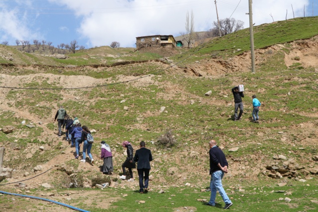 Dağları aşıp ulaştıkları köyde yüzleri güldürdüler 9