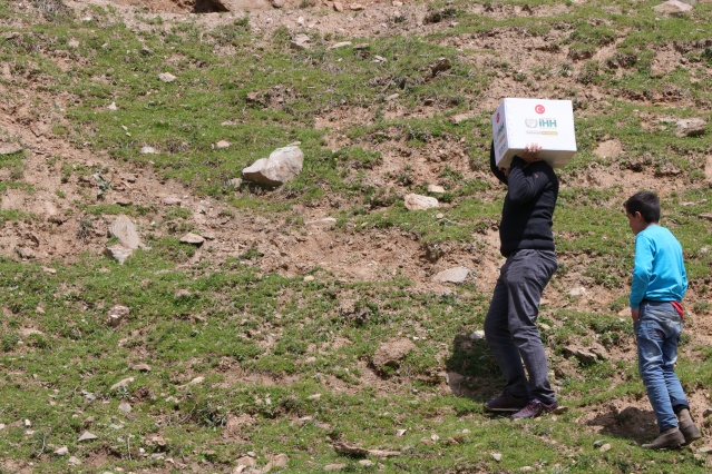 Dağları aşıp ulaştıkları köyde yüzleri güldürdüler 10