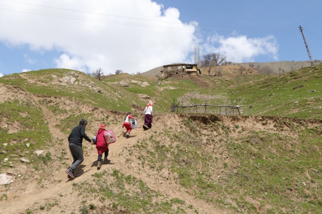 Dağları aşıp ulaştıkları köyde yüzleri güldürdüler 8