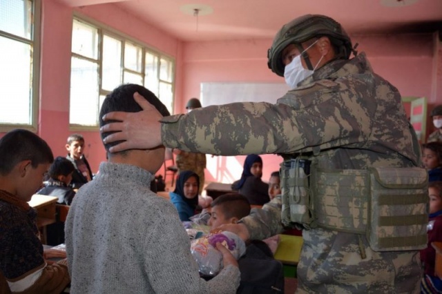 Mehmetçik Resulayn'daki çocuklara yardım dağıttı 5