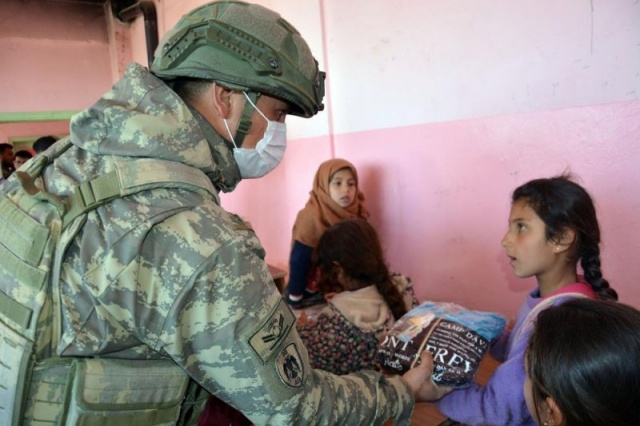 Mehmetçik Resulayn'daki çocuklara yardım dağıttı 11