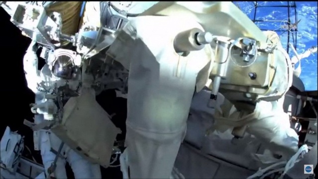 Astronotların 6 saatlik uzay yürüyüşü tamamlandı: Nefes kesen kareler 6