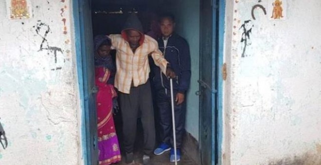 55 yaşındaki felçli adam,  koronavirüs aşısı yaptırdıktan sonra yürümeye başladı 1