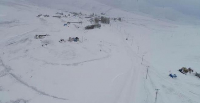 Bu köy adının hakkını veriyor: Evler,  ahırlar hatta ağaçlar bile kara gömüldü 3