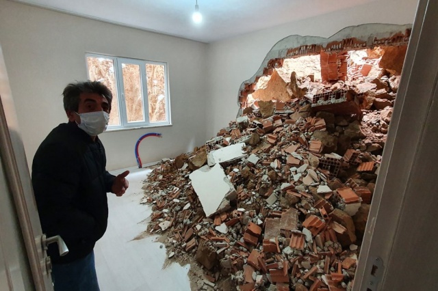 Dağdan kopan kayalar evin içine doldu 2