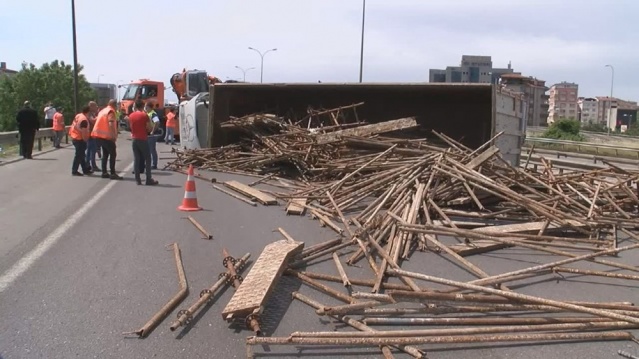 TEM'de kamyon devrildi: Ankara istikameti trafiğe kapandı 3