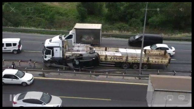 TEM'de feci kaza: TIR ile bariyer arasında sıkıştı 3