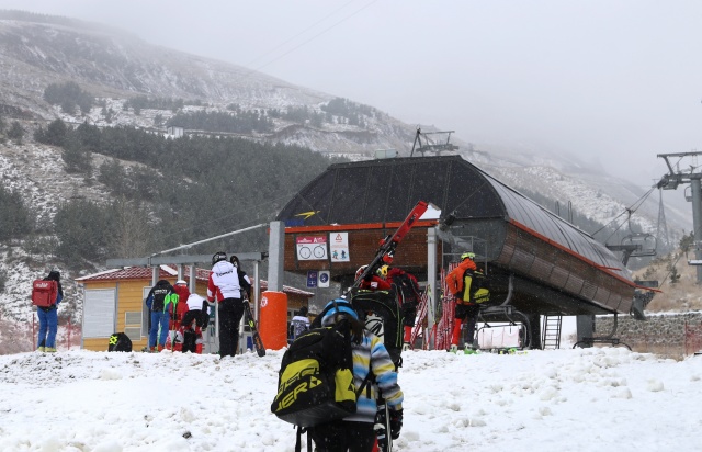 Palandöken'de kar yağışı altında kayak heyecanı 5