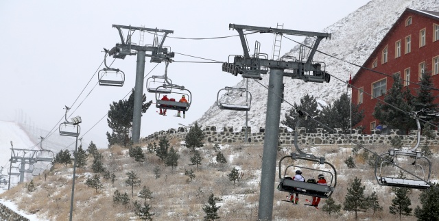Palandöken'de kar yağışı altında kayak heyecanı 9