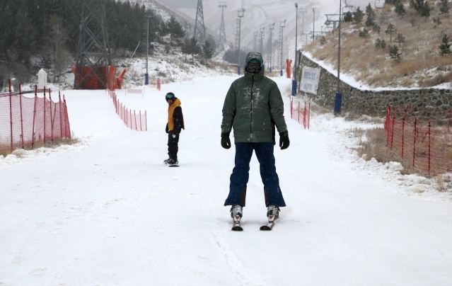 Palandöken'de kar yağışı altında kayak heyecanı 6