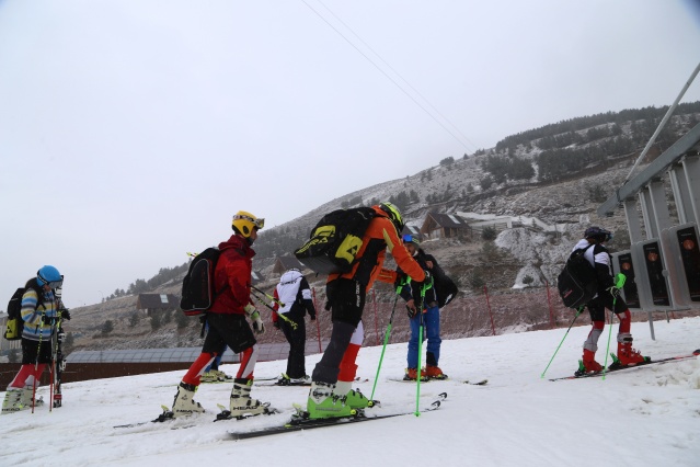 Palandöken'de kar yağışı altında kayak heyecanı 8