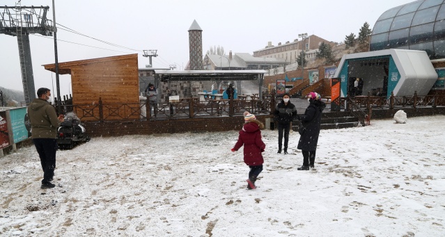 Palandöken'de kar yağışı altında kayak heyecanı 10