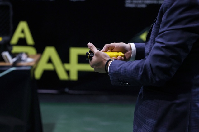 Uzaktan kelepçeleme cihazı "BolaWrap" Türkiye'de 2