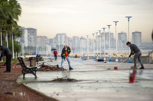 Mersin'de sağanak ve fırtınanın zarar verdiği bölgelerde hasar tespiti yapılıyor 2