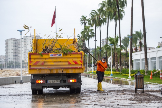 Mersin'de sağanak ve fırtınanın zarar verdiği bölgelerde hasar tespiti yapılıyor 6